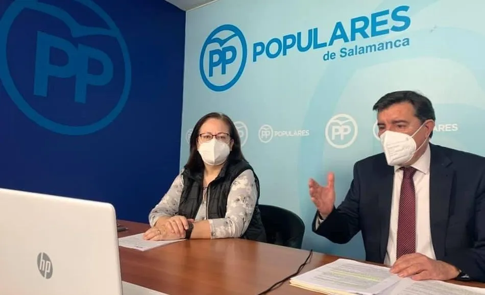 María Jesús Moro y José Antonio Bermúdez de Castro en la sede salmantina del PP