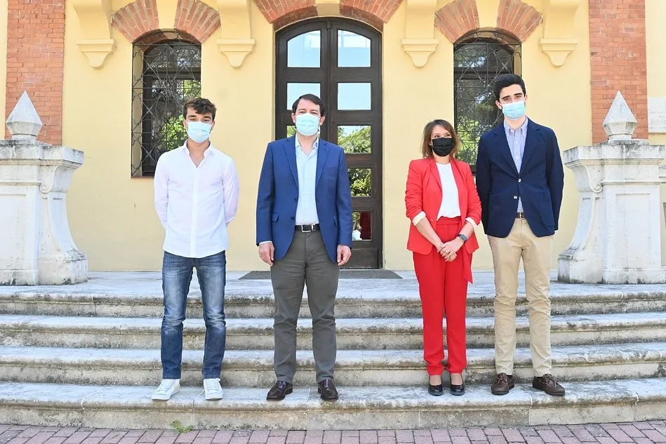 Alfonso Fernández Mañueco con los dos alumnos de Salamanca con mejor nota de acceso - Junta de Castilla y León
