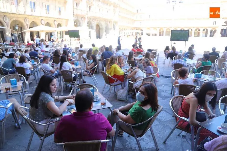 Ambiente veraniego en las terrazas en una jornada de buen tiempo y pendientes de La Roja. Foto: Lydia González