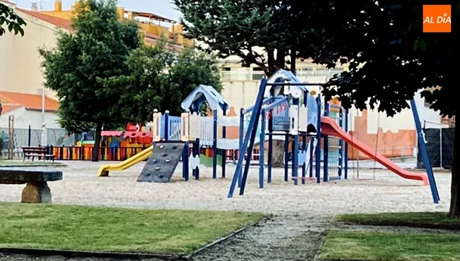 Zona de juegos infantiles en el parque La Huerta