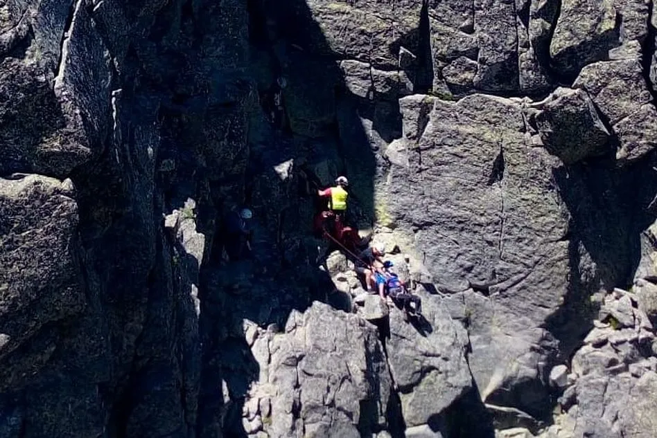 Momento en que los miembros del equipo de rescate atienden al herido - 112 JCyL