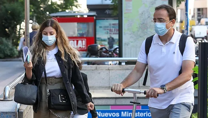 La incidencia se sitúa ya en España por encima de 200 tras notificarse 32.607 casos y más de 20 ...