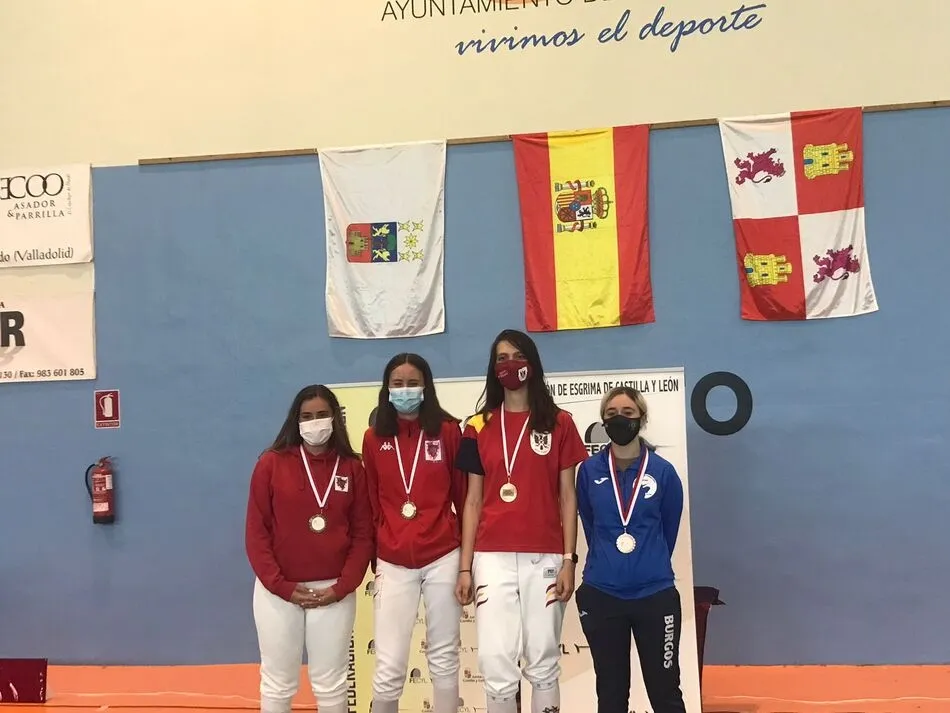 Tres medallas para la esgrima salmantina