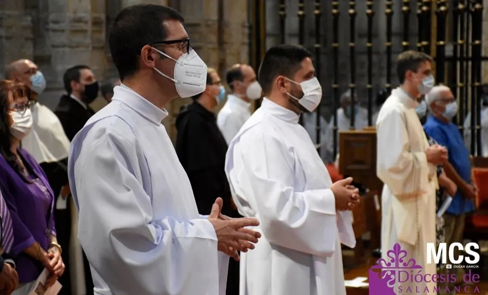 Los nuevos diáconos, Alfonso Hernández y Ciriaco García, junto al carmelita Luca Zerneri, en la Catedral. Foto de Óscar García - Diócesis de Salamanca