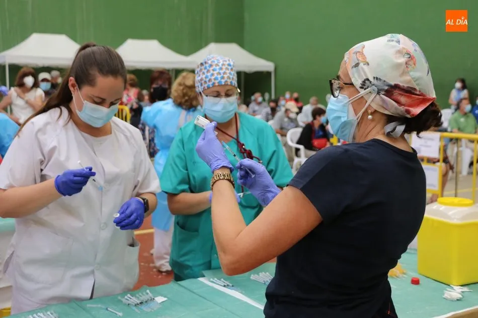 Sanitarias en una de las vacunaciones masivas de Vitigudino. Foto de archivo