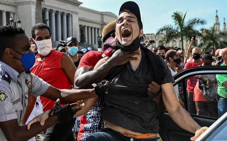 Intervención policial en Cuba ante uno de los manifestantes