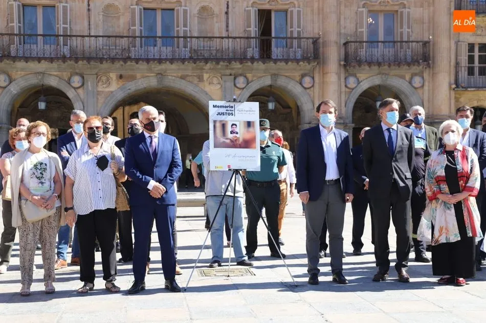 Minuto de silencio con motivo del 24 aniversario del asesinato de Miguel Ángel Blanco, en la Plaza Mayor. Foto de Lydia González