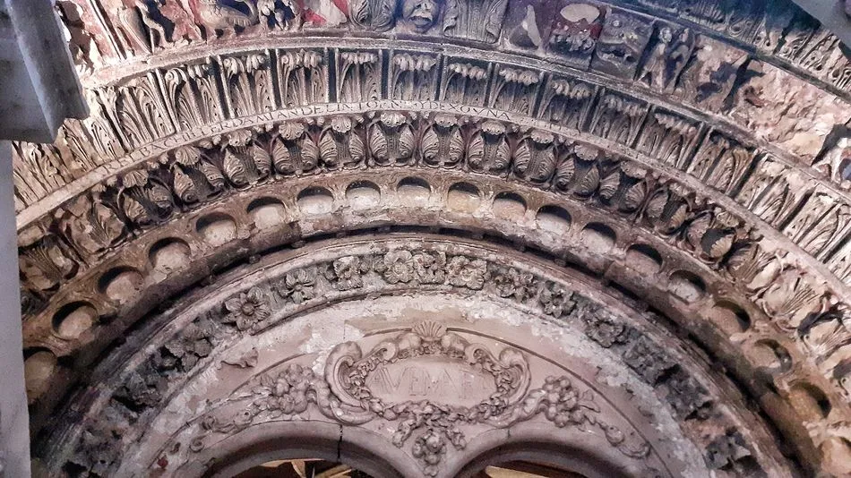 Esbozos de la Iglesia de San Martín de Tours: Luz en la oscuridad  