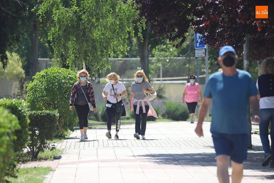 Un grupo de personas con mascarilla paseando por Salamanca