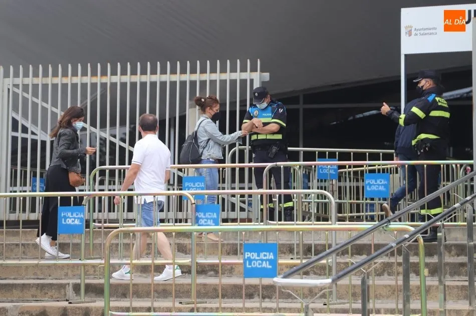 Vecinos de Salamanca acudiendo a una jornada de vacunación | Archivo