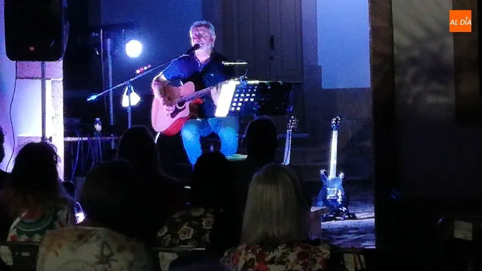 El cantante y guitarrista Mundi en un momento de su actuación en el patio de la Casa de los Condes / E. Corredera
