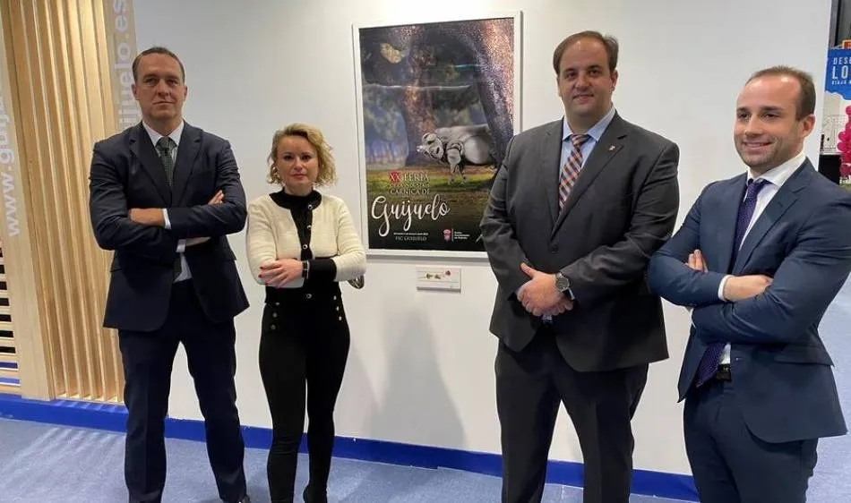 Roberto Martín, alcalde de Guijuelo, segundo por la derecha, en la presentación de la FIC que tuvo lugar en FITUR en 2020 - Archivo
