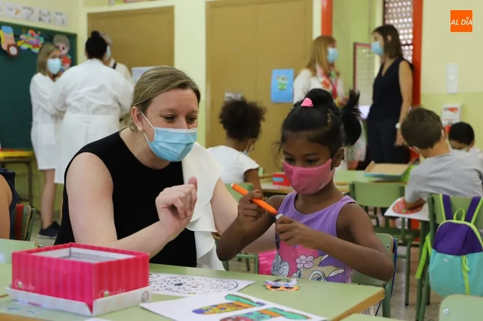 La consejera de Familia e Igualdad de Oportunidades, Isabel Blanco, en su visita al CEIP Rufino Blanco, en Salamanca. Foto de Lydia González