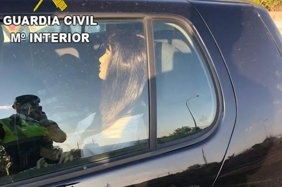 Maniquí en el asiento trasero del vehículo interceptado por la Guardia Civil