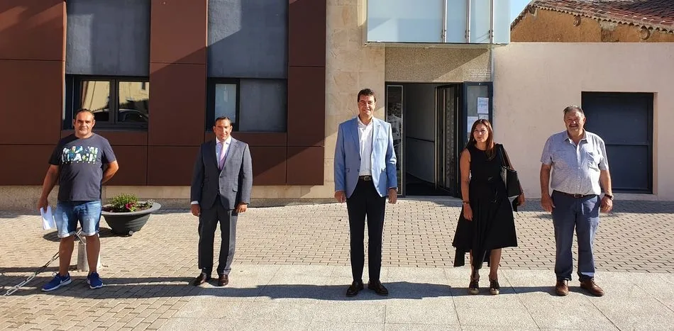 El consejero de la Presidencia, Ángel Ibáñez, en el centro, en su visita de hoy a Gomecello
