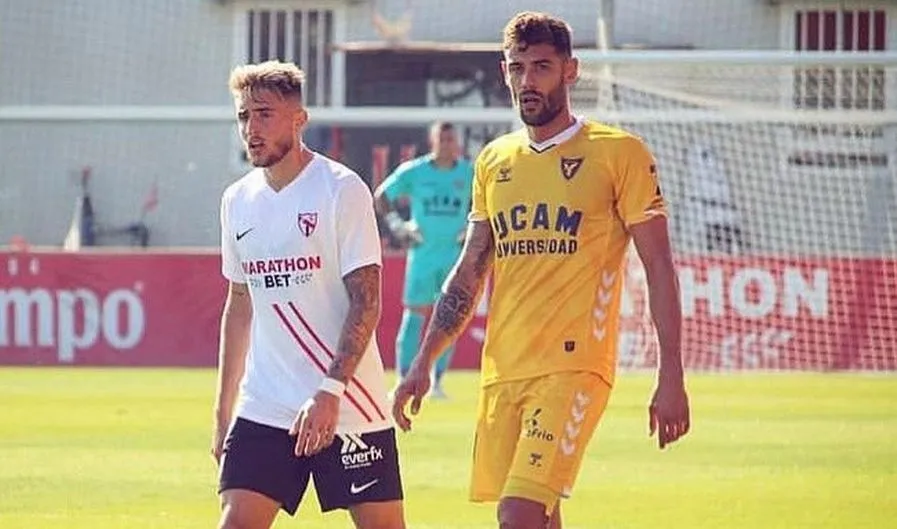 Adrián León, a la derecha, en un partido con UCAM Murcia