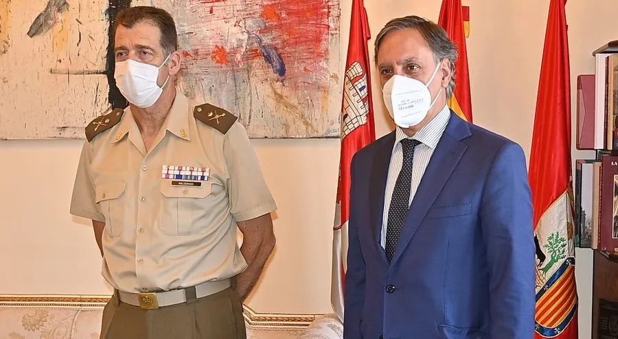 El alcalde de Salamanca, Carlos García Carbayo, a la derecha, junto al general Jefe del Mando de Ingenieros, Manuel Maldonado