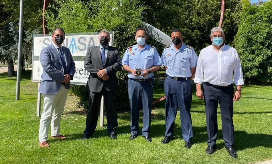 Carlos María Bernardo Anaya, en el centro, tras recoger el reconocimiento de Adventia