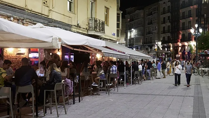 Ambiente en una calle de bares de Santander. EP