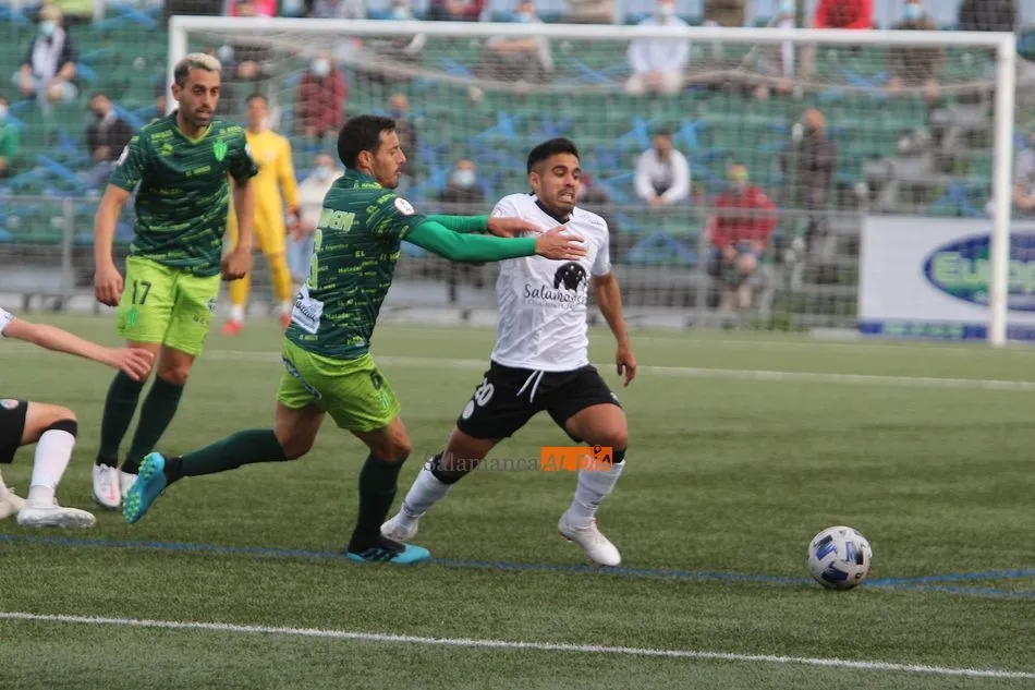 Carlos Rubén en un partido con el Cd Guijuelo - Archivo