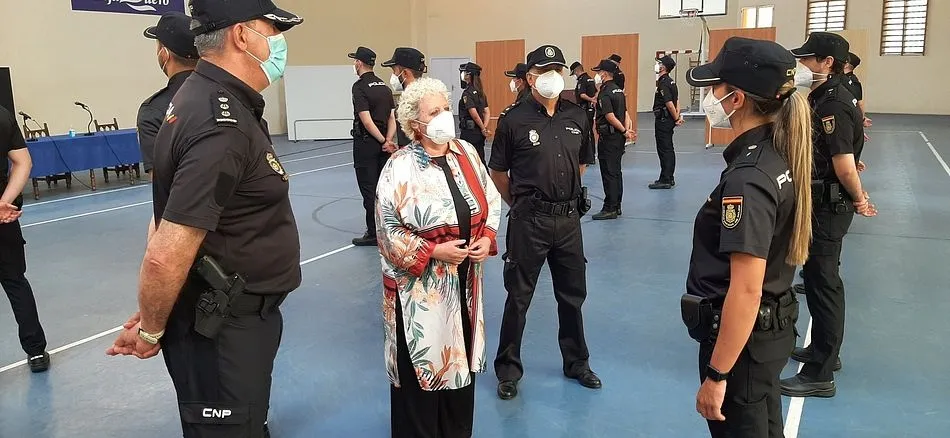 La Subdelegada del Gobierno en Salamanca, Encarnación Pérez Álvarez recibe a los nuevos agentes - Subd. de Gobierno en Salamanca