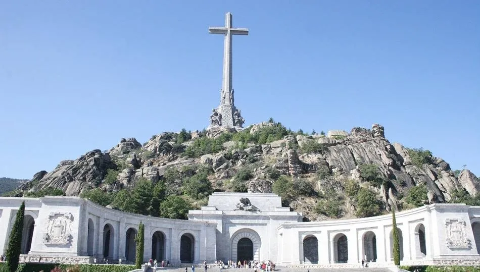 El Gobierno no contempla retirar la cruz del Valle de los Caídos y negociará con la Iglesia el...