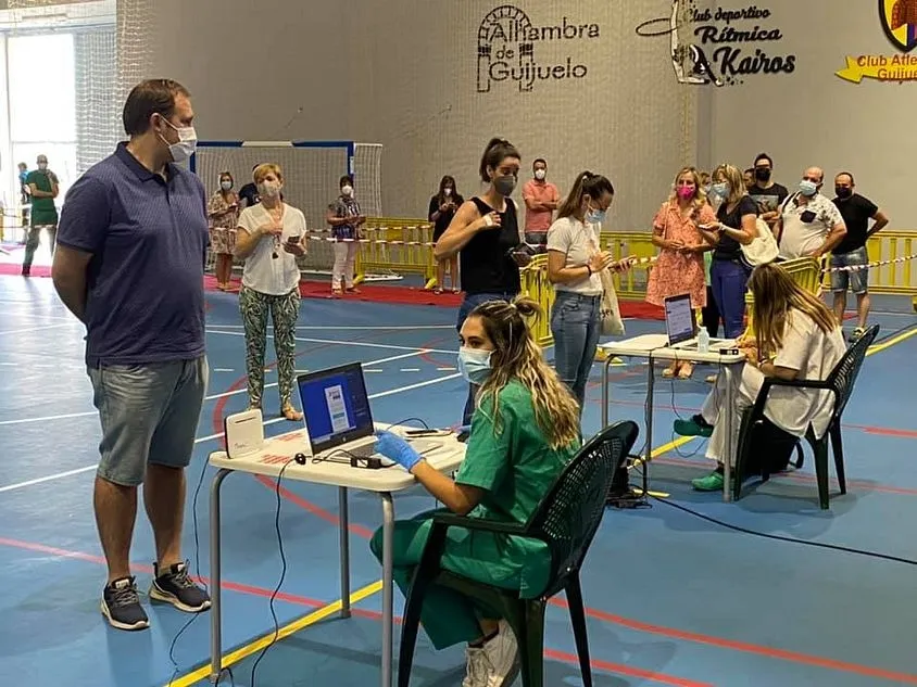 El pabellón de deportes ha acogido una vez más la administración de vacunas - Ayto. Guijuelo