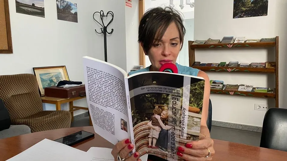 Anafrancys Salazar durante su intervención en Radio Vitigudino en el 87.9 de la FM