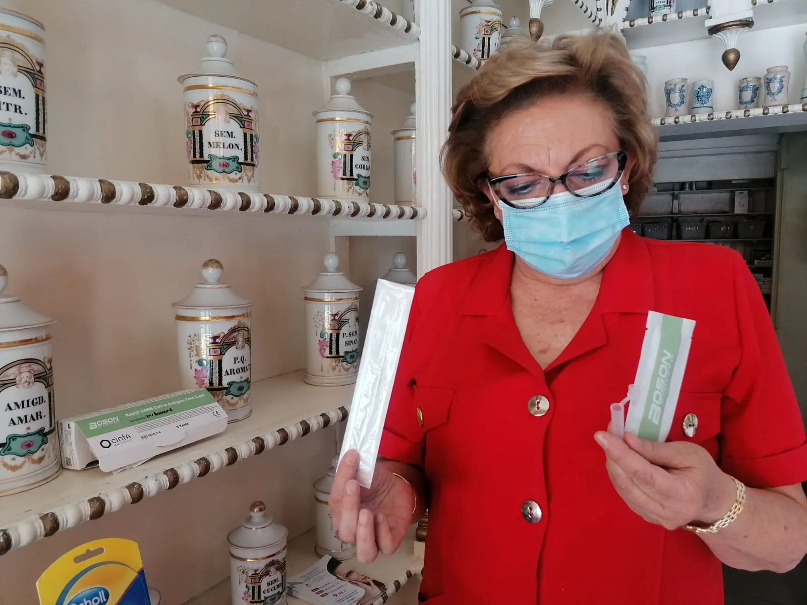 La farmacéutica Pura Estella muestra una prueba de autodiagnóstico - Lydia González