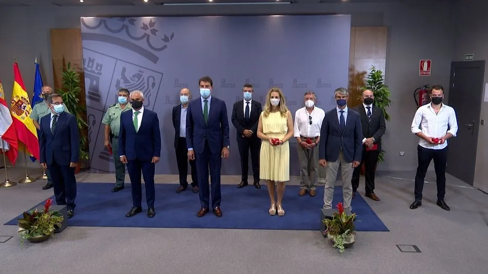 El consejero de la Presidencia (D) posa con las víctimas del terrorismo que han recibido la Medalla de Castilla y León. - EUROPA PRESS