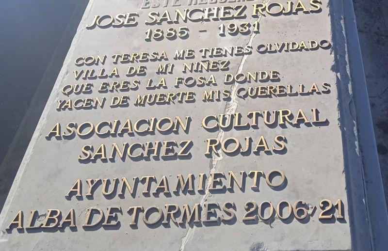 El Ayuntamiento restaura la sepultura de José Sánchez Rojas en el 90 aniversario de su fallecimiento