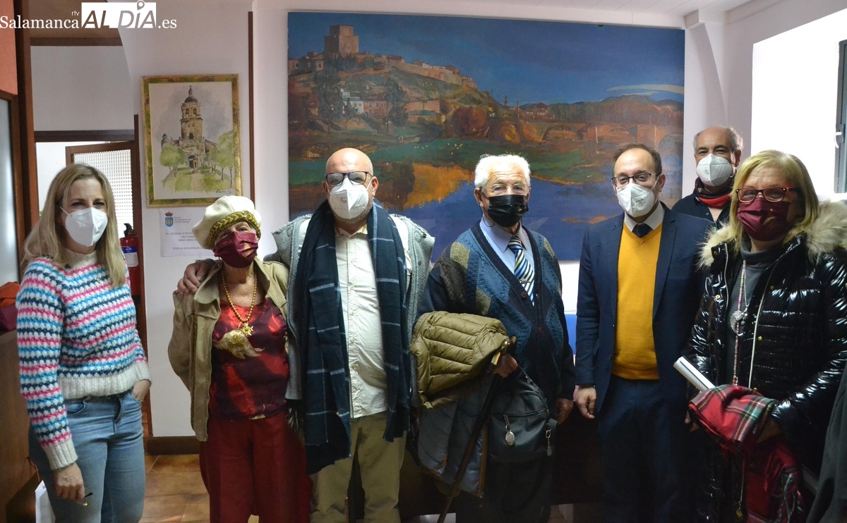 Ángel Encinas y Mariana Mangas donan al Ayuntamiento un magno cuadro de la ciudad