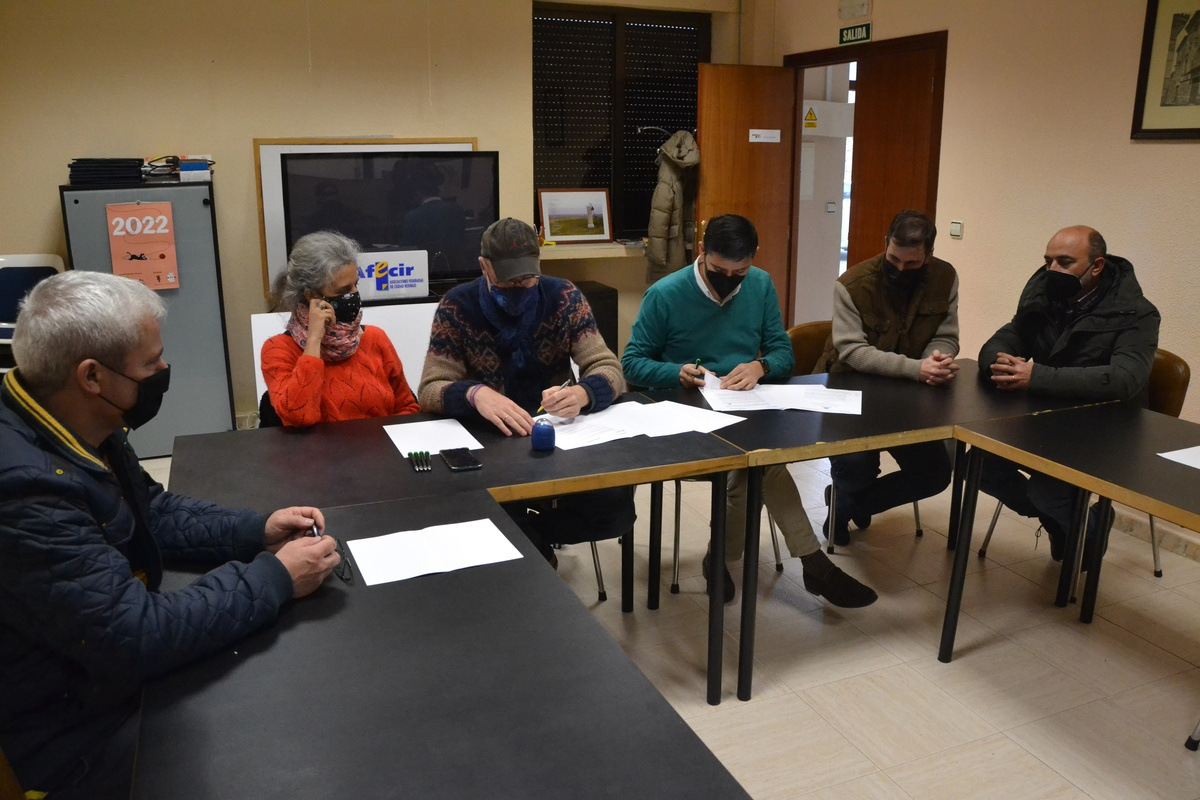 Afecir y Astróbriga firman un convenio para una mejor explotación comercial del Sistema Solar