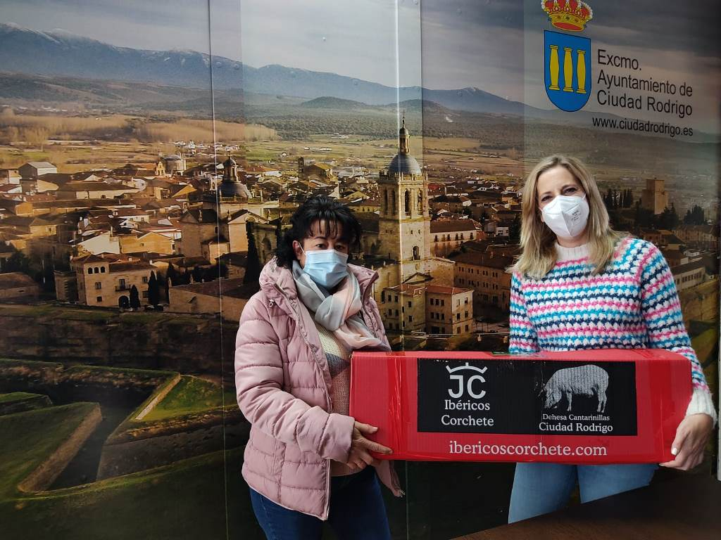 Eulalia Anciones se lleva la tablet mientras que Mª Milagros Pérez recibe su lote de ibéricos