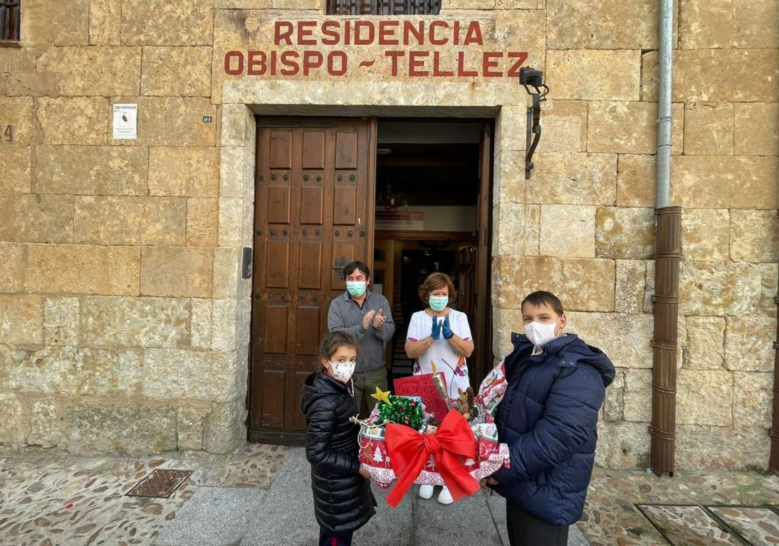 Llegan a las residencias los materiales elaborados por los niños de los colegios