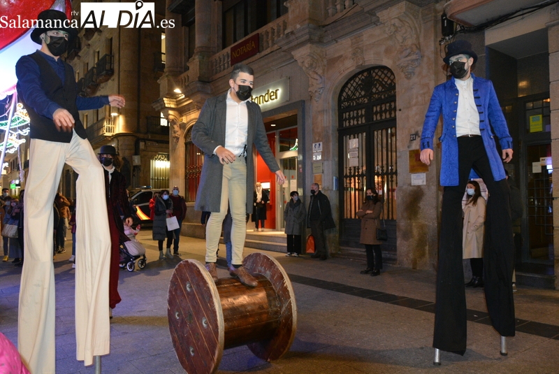 El original pasacalles de AnimARTS llena de ambiente navideño el centro de la ciudad 