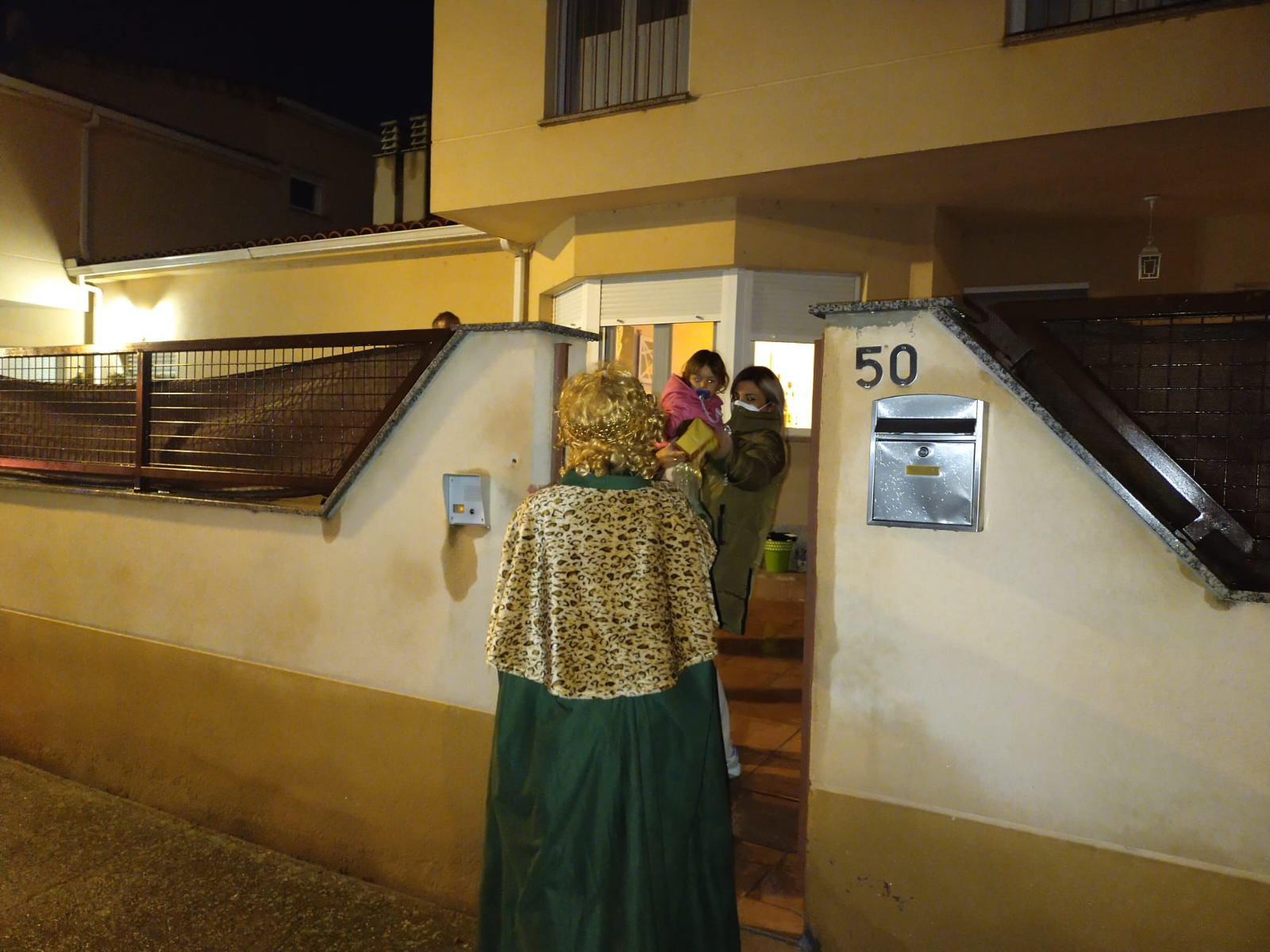 Melchor, Gaspar y Baltasar llevan la alegría a las calles y los hogares de Villoruela