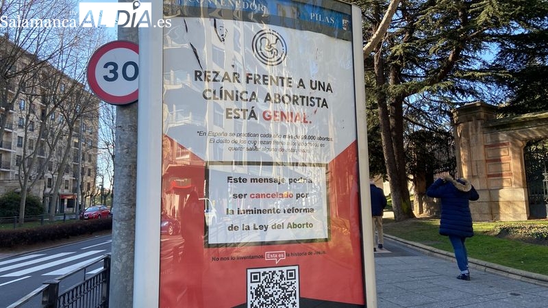 Rezar frente a una clínica abortista está genial, la campaña publicitaria en marquesinas que desata la polémica en Salamanca 