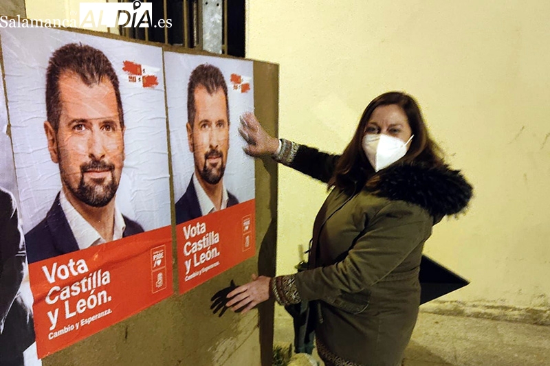 La pegada de carteles pone en marcha la campaña para las elecciones autonómicas en Peñaranda
