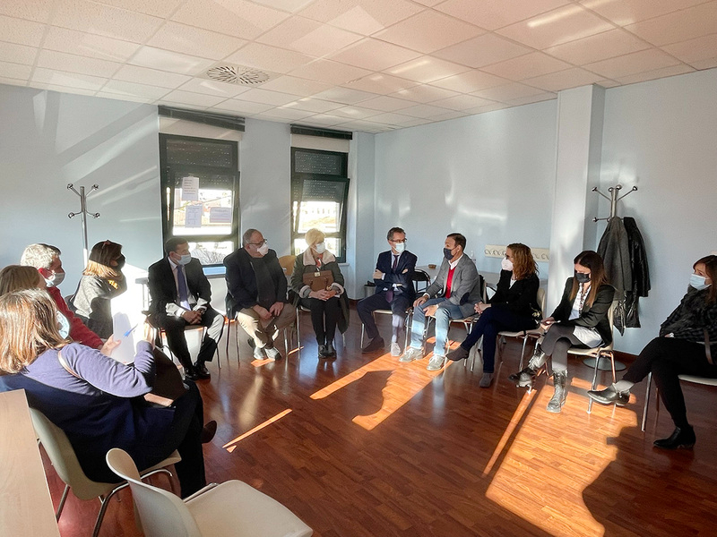 El consejero de Sanidad confirma en su visita a Carbajosa que el Consultorio pasará a ser próximamente Centro de Salud