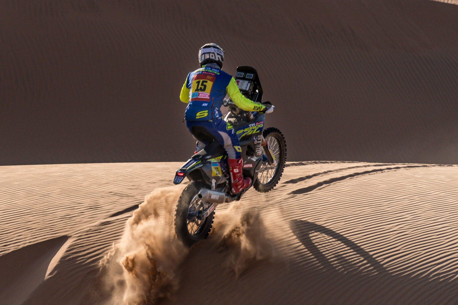 Santolino paga salir delante en el día de más estrategia del Dakar