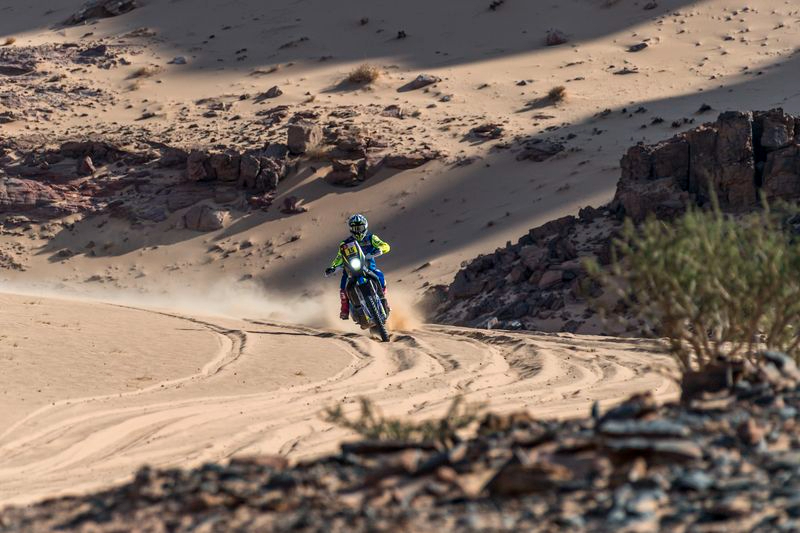 Santolino sufre con el polvo y cede tiempo en el Dakar