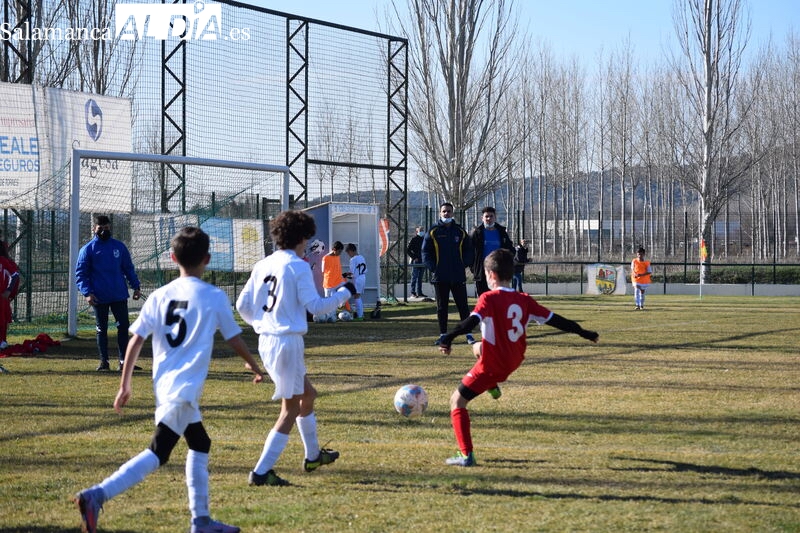 Jugada del partido entre el Alevín A del Alba de Tormes CF y el Navega / Pedro Zaballos