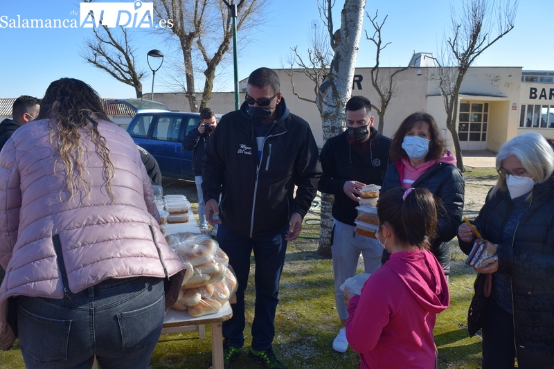 Reparto de la caldereta popular en Terradillos con motivo de las fiestas de San Pablo / Pedro Zaballos
