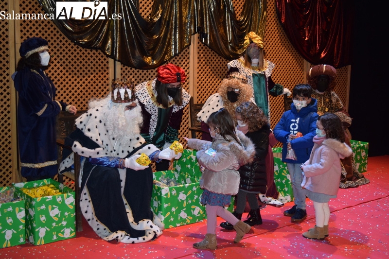 Los Reyes Magos reparten ilusión durante su recepción en Alba de Tormes