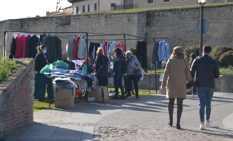 El mercadillo vuelve a desplegarse en festivo con más puestos que el Día de Navidad
