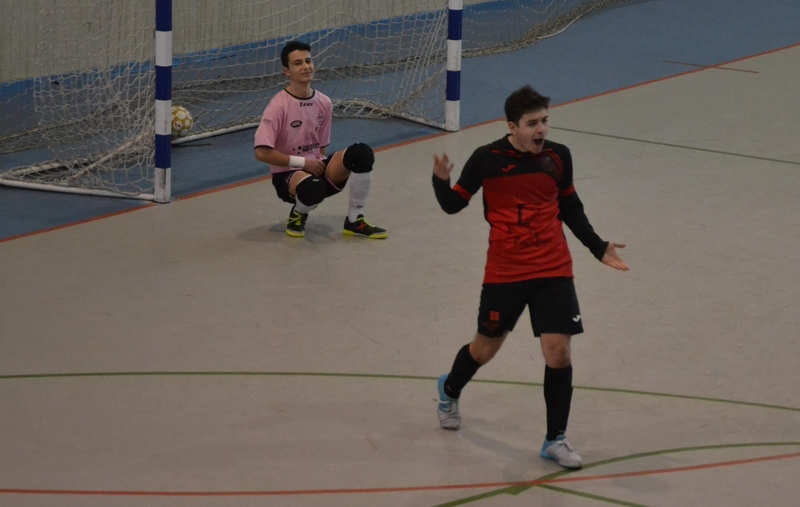 Merecido triunfo del III Juvenil ante el Marín Futsal con un final no apto para taquicárdicos