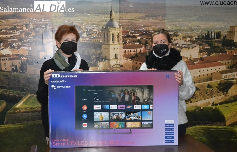 Marta Sierra recoge la televisión de la promoción ‘Compra y Gana’