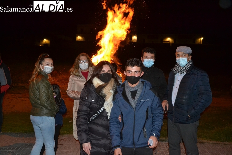El fuego hace dúo con la luna para iluminar la tarde dominical en San Andrés