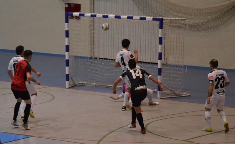 El III Senior logra un punto en una tarde dispersa que tuvo un desenlace de ruleta rusa